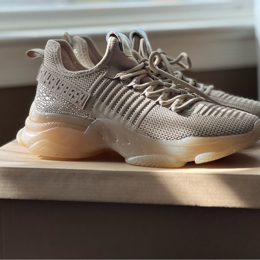 Women’s Fashion Sneakers 9